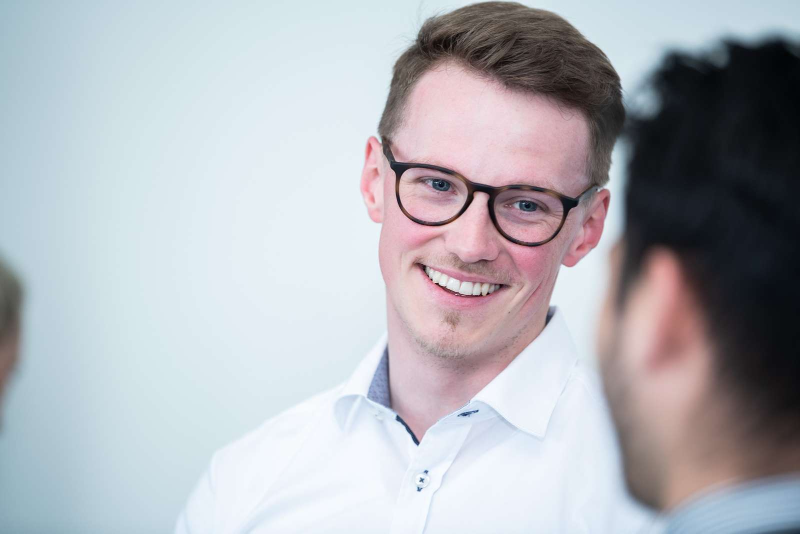 Ein Portrait eines freundlich schauenden Mannes.